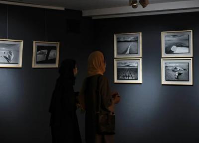 خبرنگاران نمایشگاه عکس تو روزی بازخواهی گشت در ارومیه گشایش یافت
