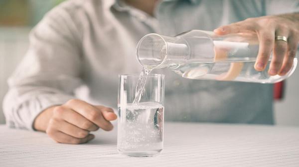 آیا بدن واقعا به 8 لیوان آب در روز احتیاج دارد؟