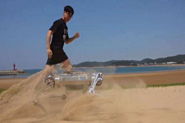 سگ رباتیکی که می تواند با سرعت 3 متر بر ثانیه روی شن بدود