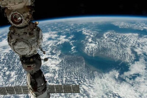 سلفی فضانورد اماراتی در ایستگاه فضایی ، عکس